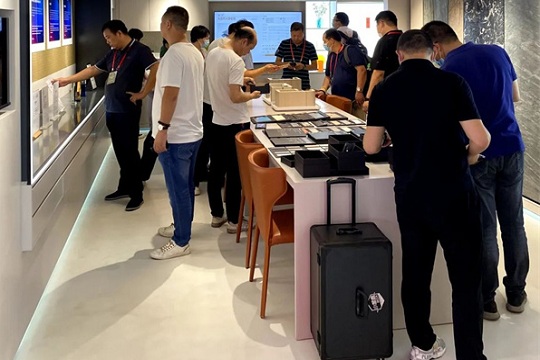 行业精英设计师参观南北生活2.0场景化阳台展厅与选材中心